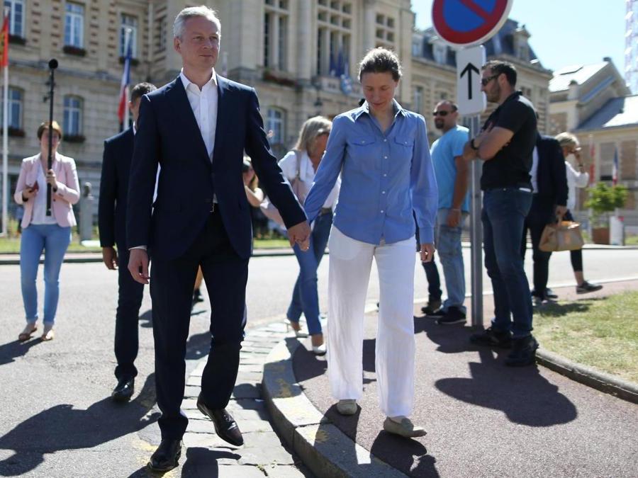 Il ministro dell’Economica Bruno Le Maire con la moglie Pauline Doussau de Bazignan (Afp)