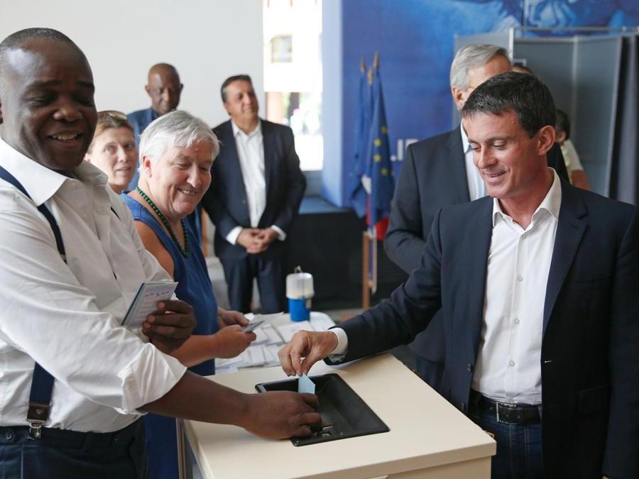 L’ex primo ministro Manuel Valls (Afp)