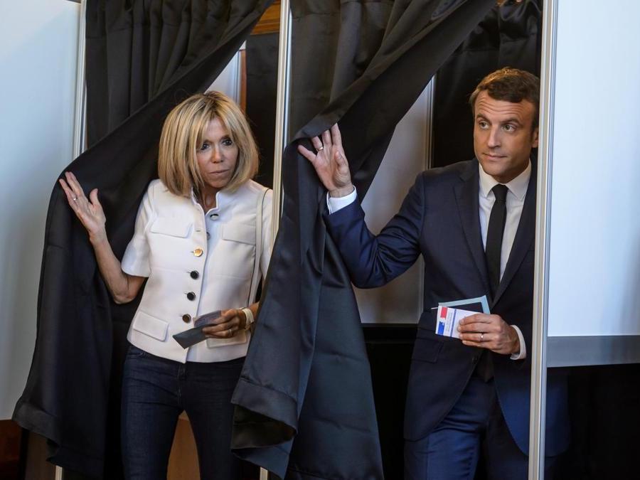 Il presidente francese Emmanuel Macron e la moglie Brigitte (Reuters)