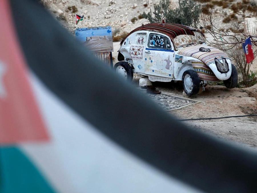 Un Maggiolino Volkswagen, il “più piccolo hotel del mondo” come afferma il suo proprietario, Mohammed Al-Malahim,  a Shoubak in Giordania. (REUTERS/Muhammad Hamed)