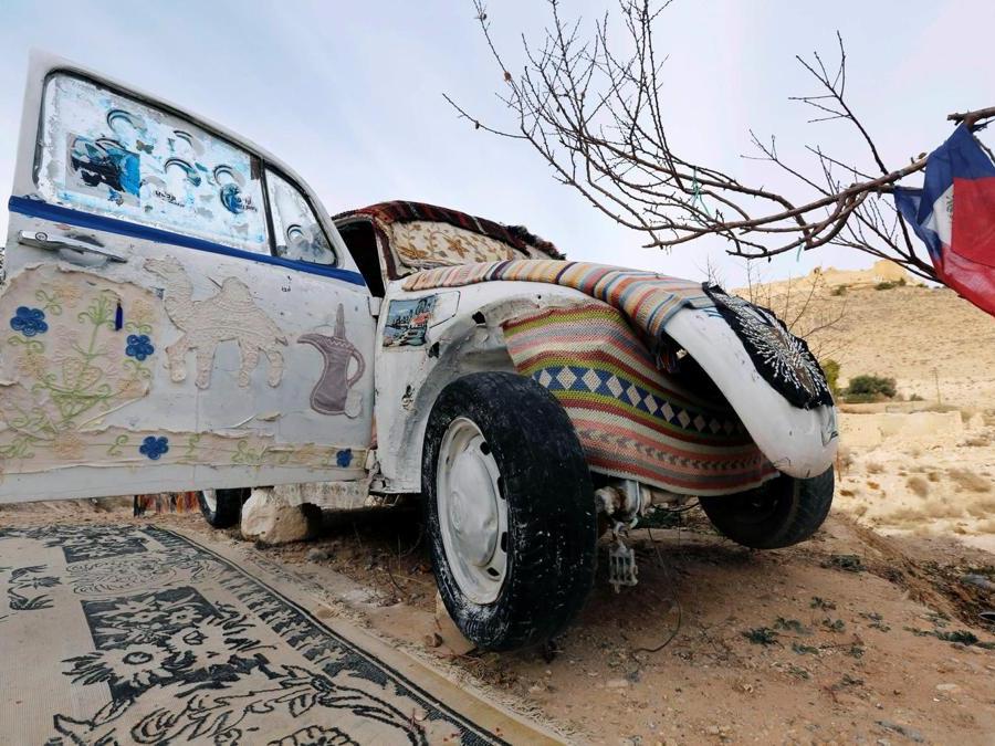 Un Maggiolino Volkswagen, il “più piccolo hotel del mondo” come afferma il suo proprietario, Mohammed Al-Malahim,  a Shoubak in Giordania. (REUTERS/Muhammad Hamed)