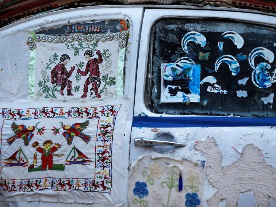 Un Maggiolino Volkswagen, il “più piccolo hotel del mondo” come afferma il suo proprietario, Mohammed Al-Malahim,  a Shoubak in Giordania. (REUTERS/Muhammad Hamed)