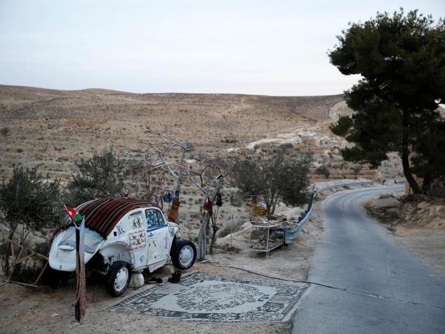 Un Maggiolino Volkswagen, il “più piccolo hotel del mondo” come afferma il suo proprietario, Mohammed Al-Malahim,  a Shoubak in Giordania. (REUTERS/Muhammad Hamed)