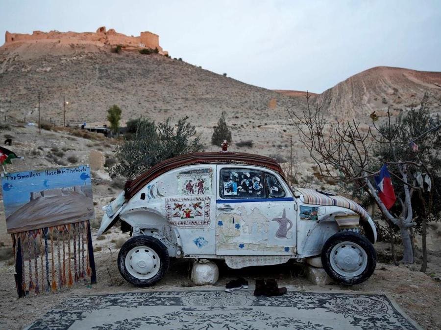 Un Maggiolino Volkswagen, il “più piccolo hotel del mondo” come afferma il suo proprietario, Mohammed Al-Malahim,  a Shoubak in Giordania. (REUTERS/Muhammad Hamed)