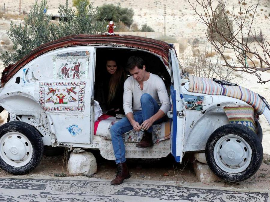 I turisti statunitensi Stafford Newsome e Kaitlin Taft, siedono in una Volkswagen Beetle, il “più piccolo hotel del mondo”, come afferma il suo proprietario Mohammed Al-Malahim, a Shoubak in Giordania. (REUTERS/Muhammad Hamed)