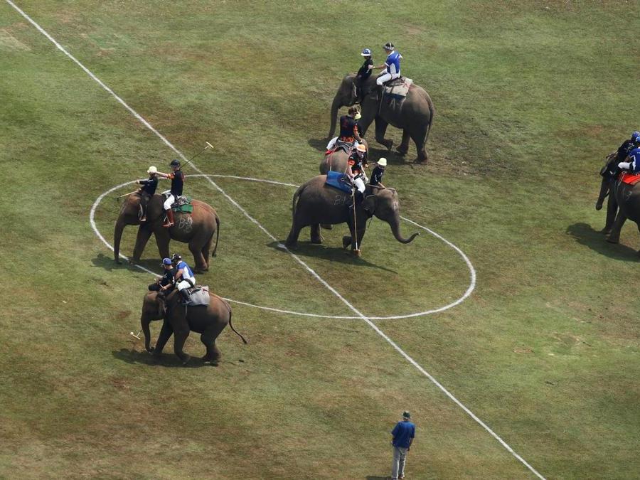 Giocatori durante l’annuale partita del King's Cup Elephant Polo Tournament a Bangkok. (REUTERS)
