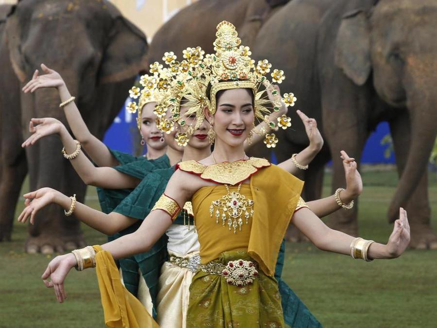 Folklore con il tradizionale ballo Thailandese. (EPA)