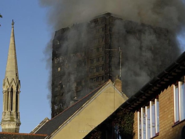 Inferno di cristallo a Londra: in fiamme la Torre Grenfell 