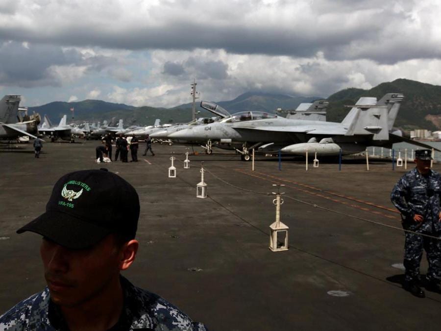 L’equipaggio della portaerei Ronald Reagan. (REUTERS/Bobby Yip)