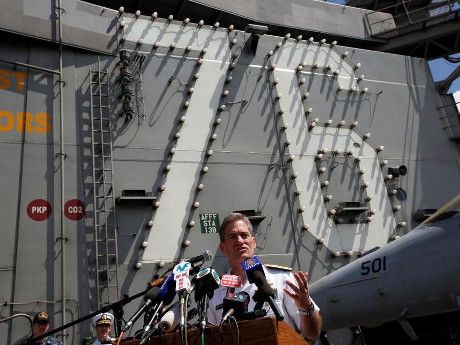 L’ammiraglio Marc Dalton, comandante del  7° Reggimento della  Battle Force sulla portaerei Ronald Reagan. (REUTERS/Bobby Yip)
