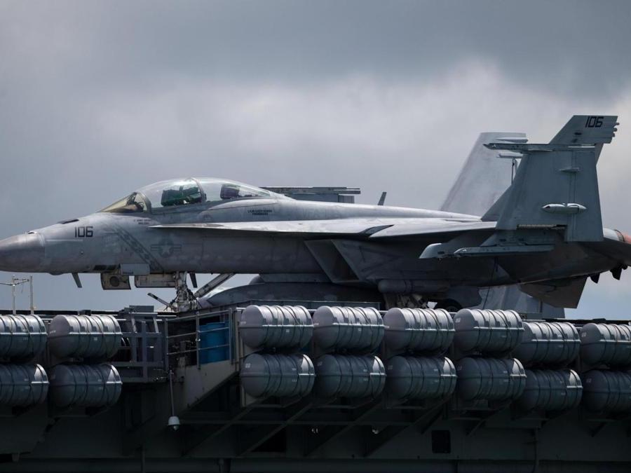 Super Hornet sulla portaerei Ronald Reagan. (EPA/Jerome Favre)