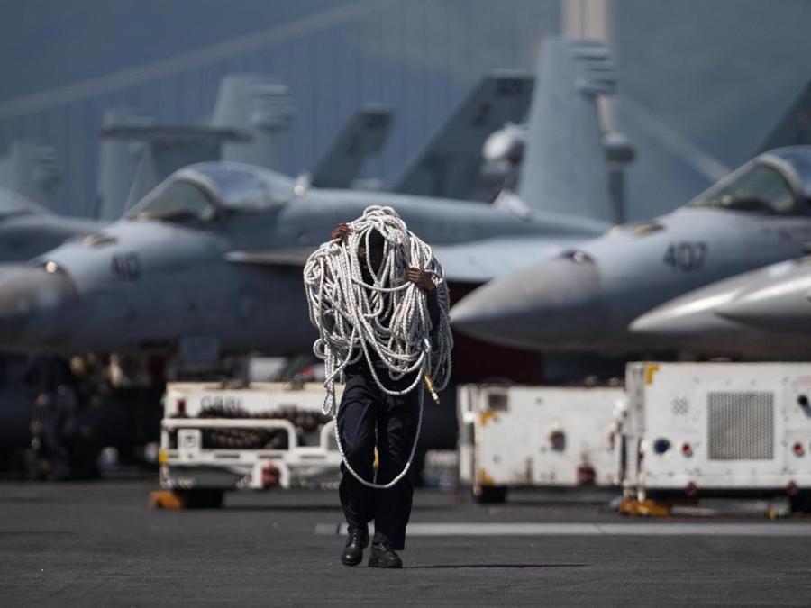 Un militare con una corda. (EPA/Jerome Favre)