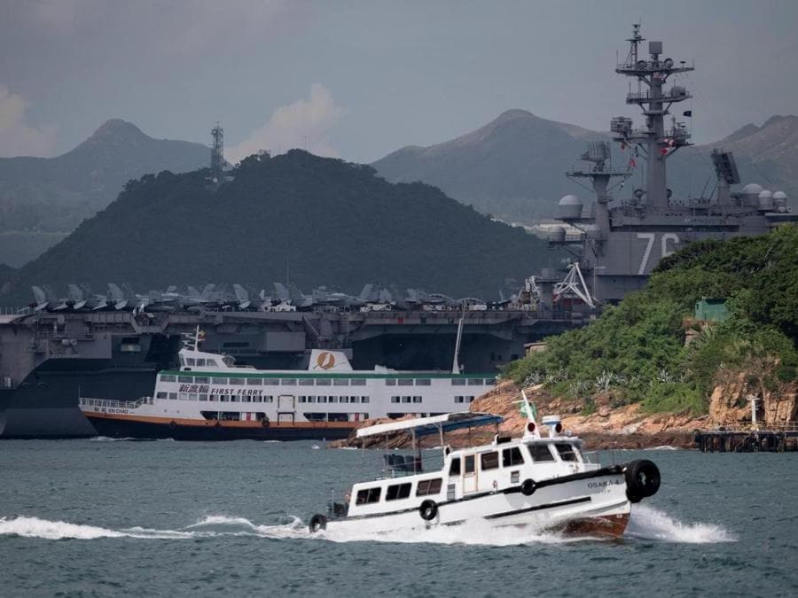 La portaerei  Ronald Reagan nel porto di Victoria a Hong Kong. (EPA/Jerome Favre)
