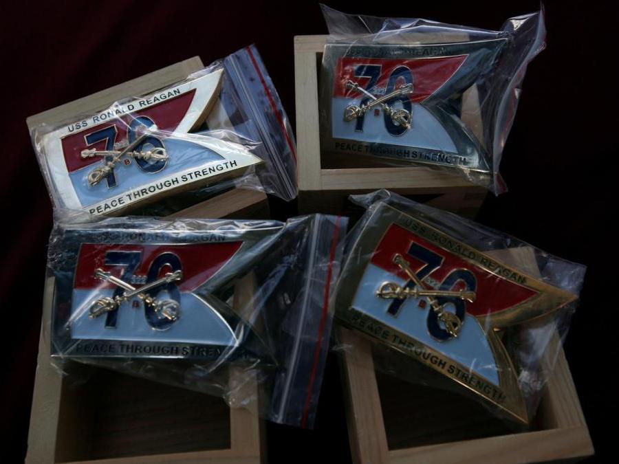 Souvenirs a bordo  della portaerei Ronald Reagan. (REUTERS/Bobby Yip)