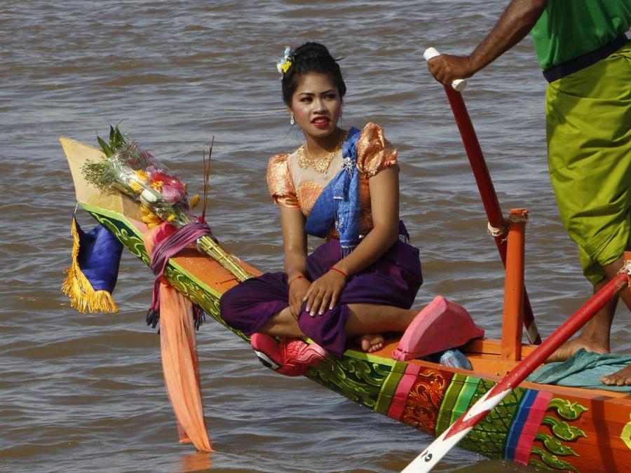 Una ballerina cambogiana  su una barca tradizionale. (AP Photo/Heng Sinith)
