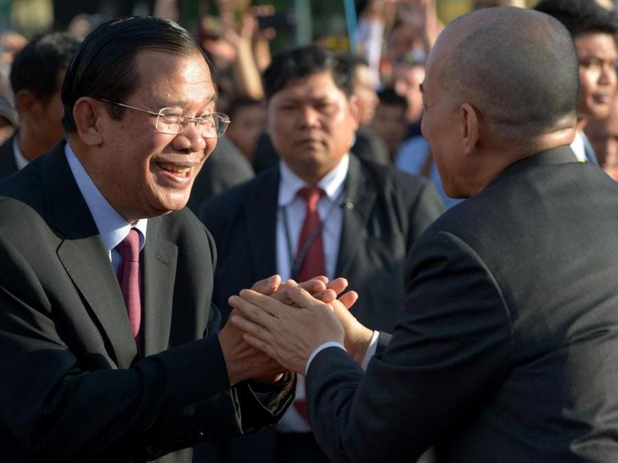 Il Re cambogiano Norodom Sihamoni (a destra)  e il Primo MInistro Hun Sen (a sinistra). (AFP PHOTO / TANG CHHIN SOTHY)