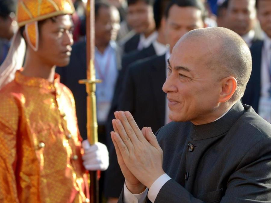 Il Re Norodom Sihamoni  saluta la folla.  (AFP PHOTO / TANG CHHIN SOTHY)