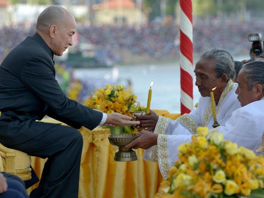 Il Re Norodom Sihamoni. (AFP PHOTO / TANG CHHIN SOTHY)
