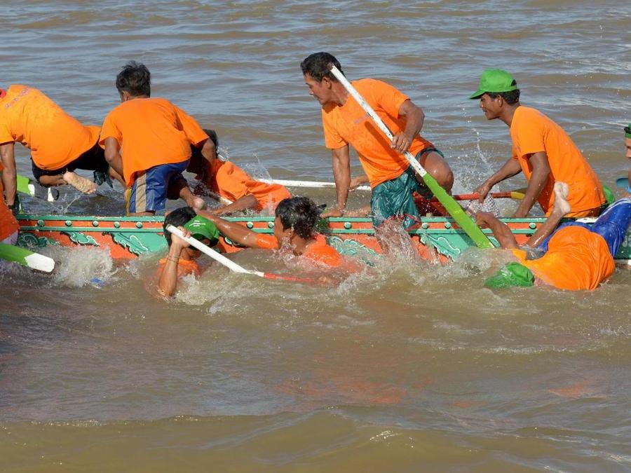 (AFP PHOTO / TANG CHHIN SOTHY)