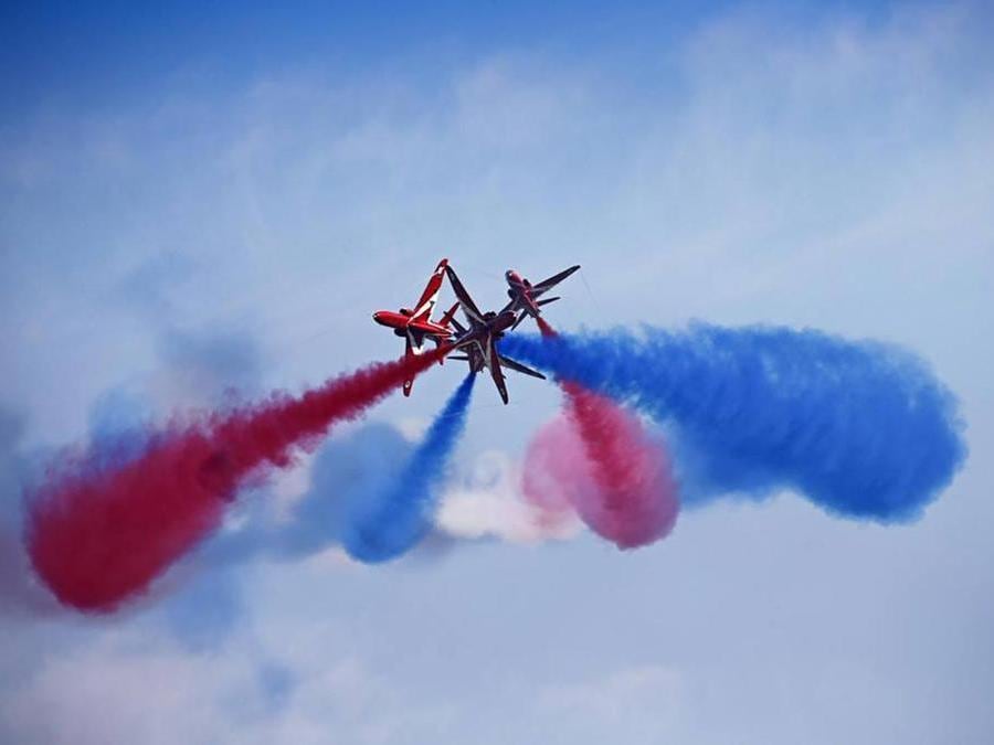 Per Re Carlo a Parigi il volo della pattuglia acrobatica della Royal Air Force