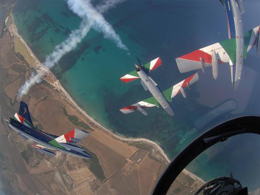 ITALIA. Le Frecce Tricolori. La pattuglia acrobatica italiana (PAN) dell'Aeronautica militare. Creata nel 1961, con dieci aerei, di cui nove in formazione e uno solista, sono la pattuglia acrobatica più numerosa del mondo. (www.aeronautica.difesa.it/pan/) 
