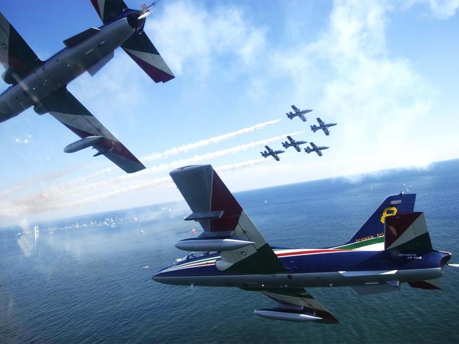 ITALIA. Le Frecce Tricolori. La pattuglia acrobatica italiana (PAN) dell'Aeronautica militare. Creata nel 1961, con dieci aerei, di cui nove in formazione e uno solista, sono la pattuglia acrobatica più numerosa del mondo. (www.aeronautica.difesa.it/pan/) 