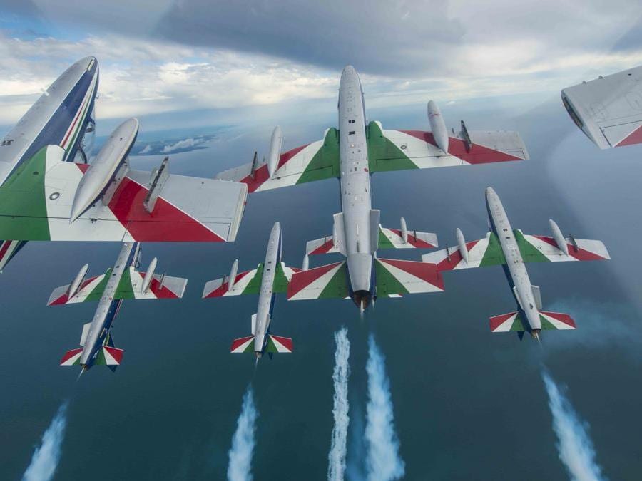 ITALIA. Le Frecce Tricolori. La pattuglia acrobatica italiana (PAN) dell'Aeronautica militare. Creata nel 1961, con dieci aerei, di cui nove in formazione e uno solista, sono la pattuglia acrobatica più numerosa del mondo. (www.aeronautica.difesa.it/pan/) 