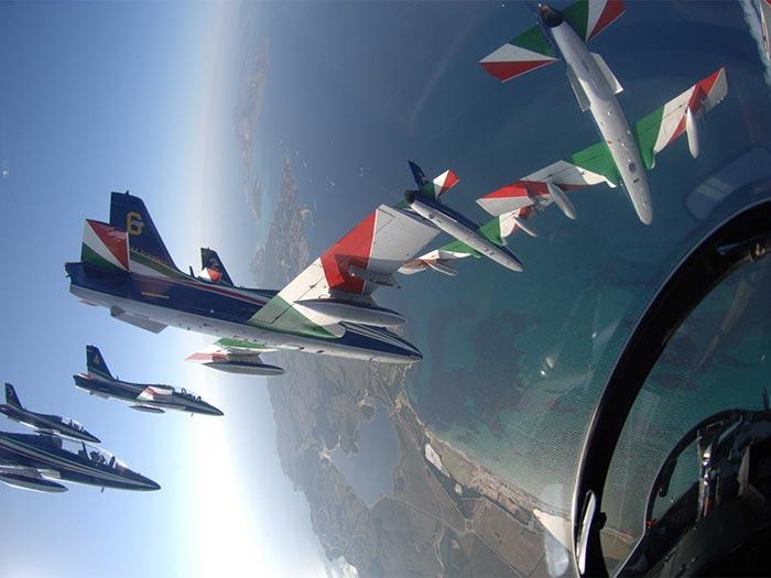 ITALIA. Le Frecce Tricolori. La pattuglia acrobatica italiana (PAN) dell'Aeronautica militare. Creata nel 1961, con dieci aerei, di cui nove in formazione e uno solista, sono la pattuglia acrobatica più numerosa del mondo. (www.aeronautica.difesa.it/pan/)  