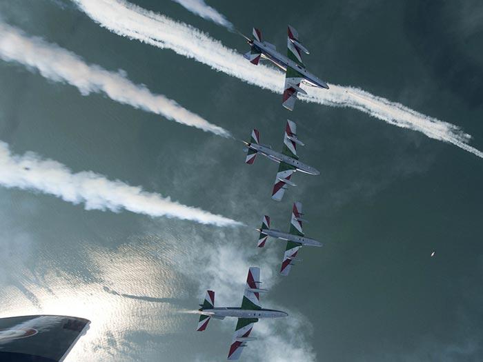 ITALIA. Le Frecce Tricolori. La pattuglia acrobatica italiana (PAN) dell'Aeronautica militare. Creata nel 1961, con dieci aerei, di cui nove in formazione e uno solista, sono la pattuglia acrobatica più numerosa del mondo. (www.aeronautica.difesa.it/pan/) 