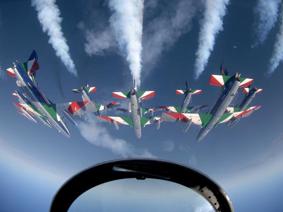 ITALIA. Le Frecce Tricolori. La pattuglia acrobatica italiana (PAN) dell'Aeronautica militare. Creata nel 1961, con dieci aerei, di cui nove in formazione e uno solista, sono la pattuglia acrobatica più numerosa del mondo. (www.aeronautica.difesa.it/pan/) 
