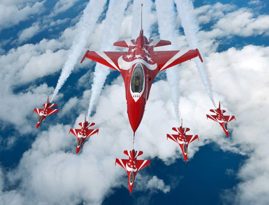 SINGAPORE. I Black Knights (i cavalieri neri). La pattuglia acrobatica della Repubblica di Singapore Air Force (RSAF). (www.facebook.com/pg/blackknightsrsaf/photos)