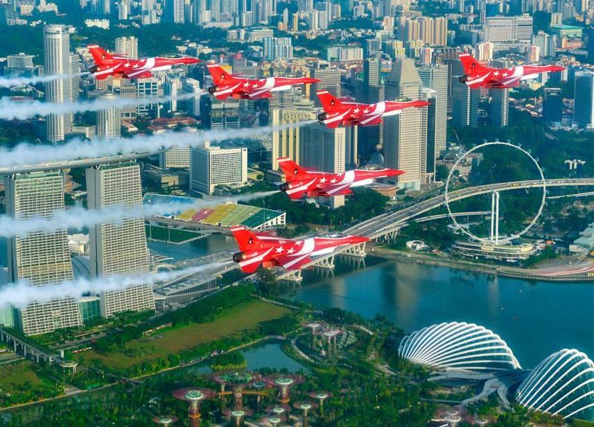 SINGAPORE. I Black Knights (i cavalieri neri). La pattuglia acrobatica della Repubblica di Singapore Air Force (RSAF). (www.facebook.com/pg/blackknightsrsaf/photos)