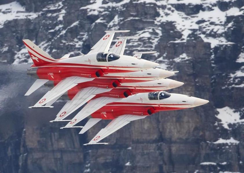 Svizzera. La Patrouille Suisse. La pattuglia acrobatica delle Forze aeree svizzere, creata nel 1964. (www.patrouille-suisse.ch)