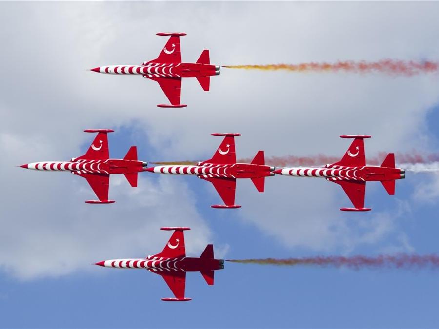 TURCHIA. La pattuglia acrobatica Turk Yildizlari (stelle turche) dell'aeronautica turca è stata costituita nel 1992. (www.turkyildizlari.tsk.tr)