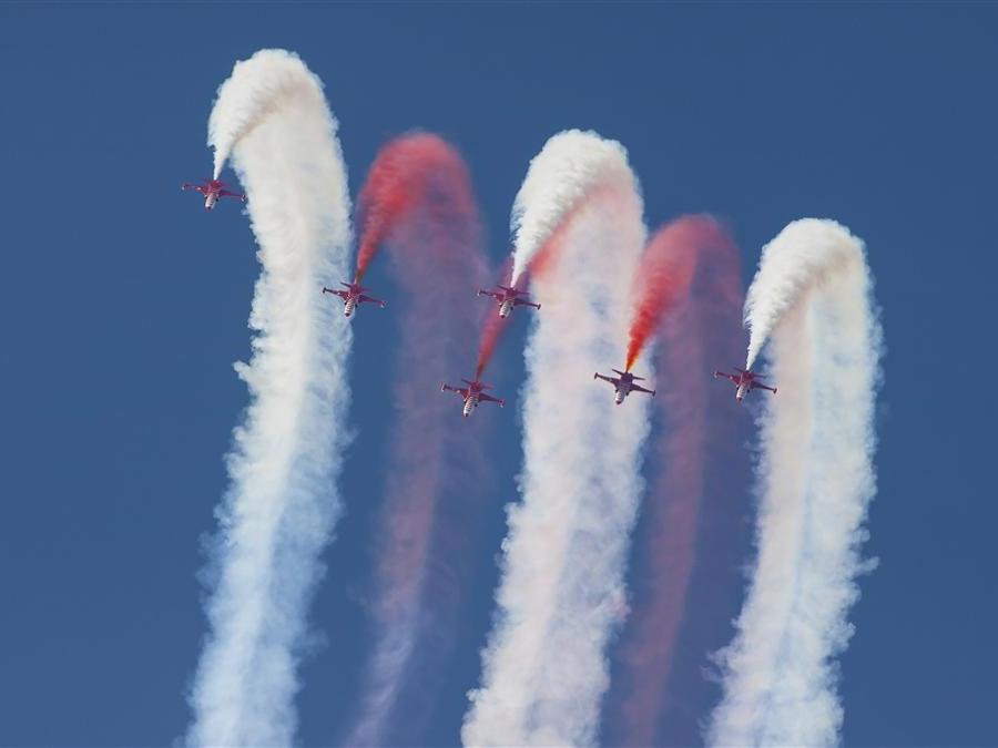 TURCHIA. La pattuglia acrobatica Turk Yildizlari (stelle turche) dell'aeronautica turca è stata costituita nel 1992. (www.turkyildizlari.tsk.tr)
