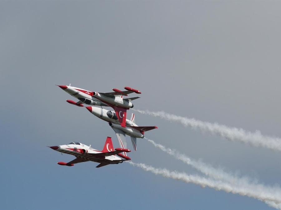 TURCHIA. La pattuglia acrobatica Turk Yildizlari (stelle turche) dell'aeronautica turca è stata costituita nel 1992. (www.turkyildizlari.tsk.tr)