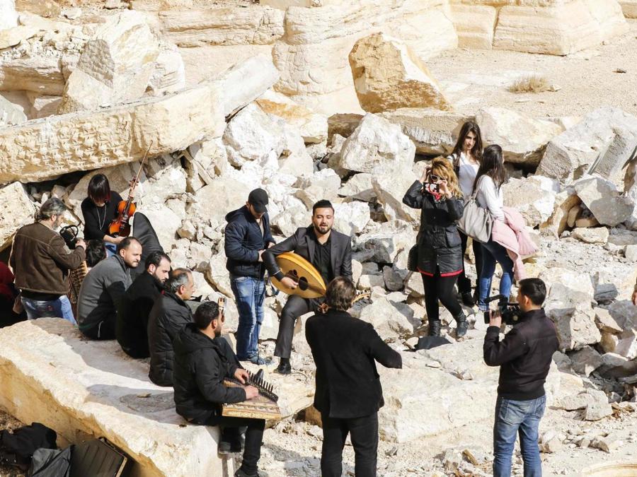 Musicisti siriani suonano nell’anfiteatro romano nella città storica di Palmyra. (AFP PHOTO)