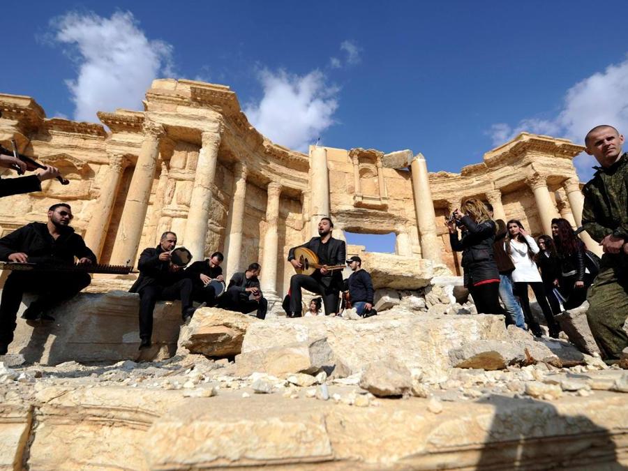 Musicisti siriani suonano nell’anfiteatro romano nella città storica di Palmyra. (REUTERS)
