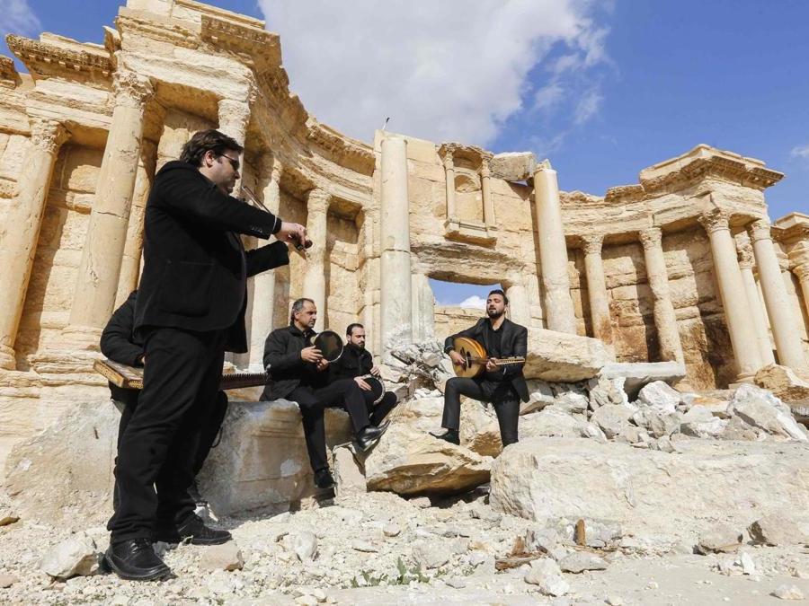 Musicisti siriani suonano nell’anfiteatro romano nella città storica di Palmyra. (AFP PHOTO)