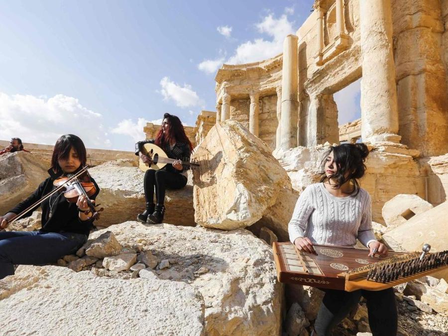 Musicisti siriani suonano nell’anfiteatro romano nella città storica di Palmyra. (AFP PHOTO)