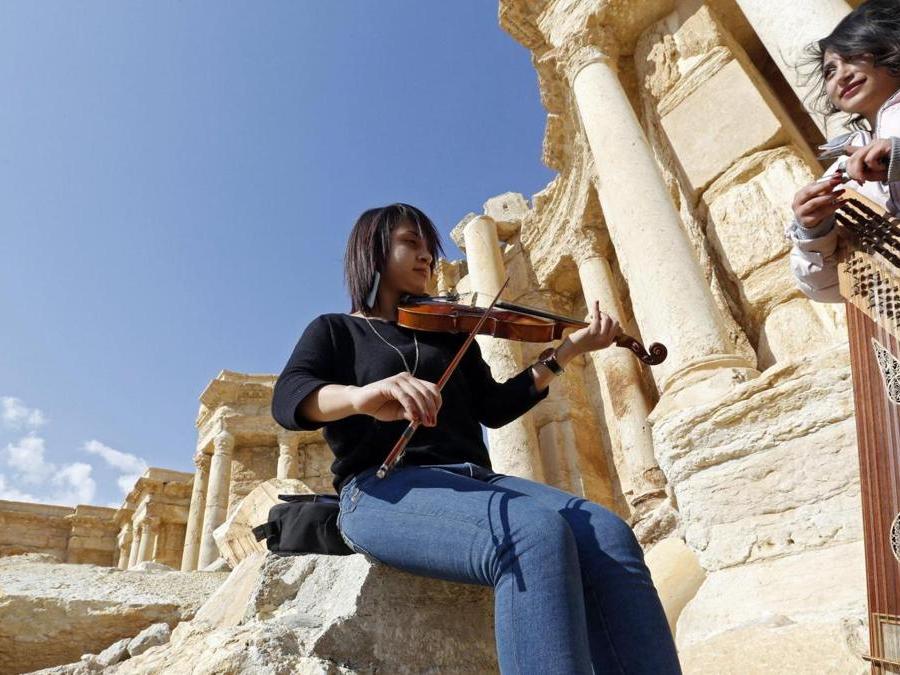 Una ragazza siriana suona il violino nella città storica di  Palmyra. (EPA)