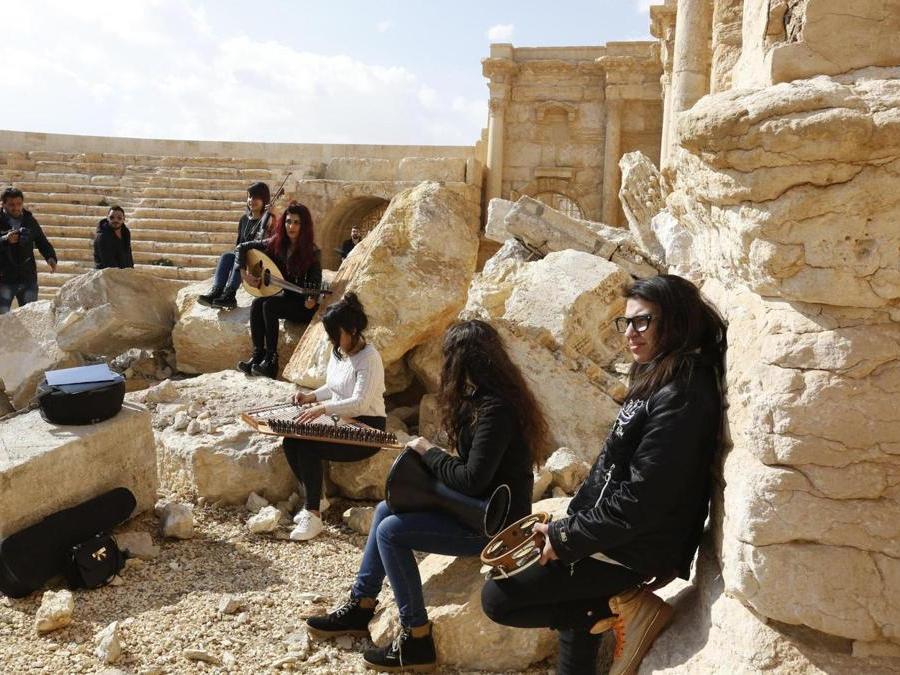 Musiciste siriane con i loro strumenti musicali nel Teatro Romano a Palmyra. (EPA)
