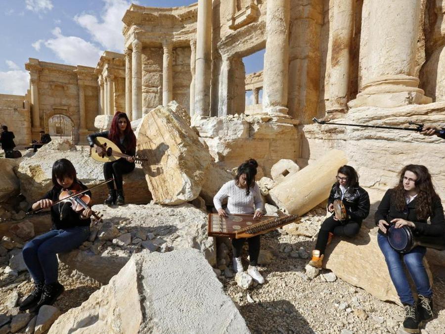 Musiciste siriane con i loro strumenti musicali nel Teatro Romano a Palmyra. (EPA)