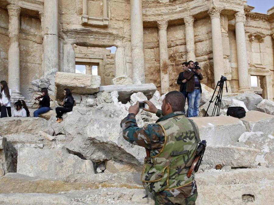 Un soldato siriano fotografa un pezzo di Palmyra. (EPA)