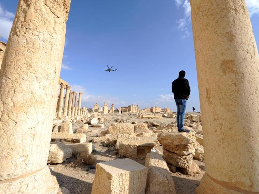 Elicottero russo sorvola la città storica di Palmyra. (REUTERS)