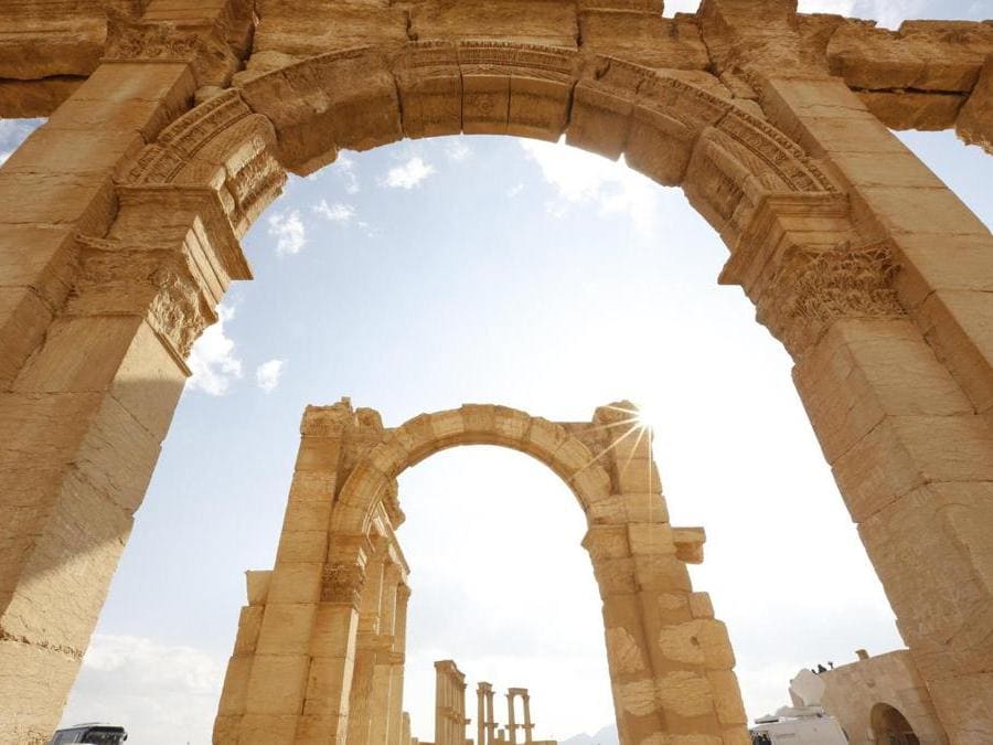 Archi nella città storica di Palmyra . (EPA)