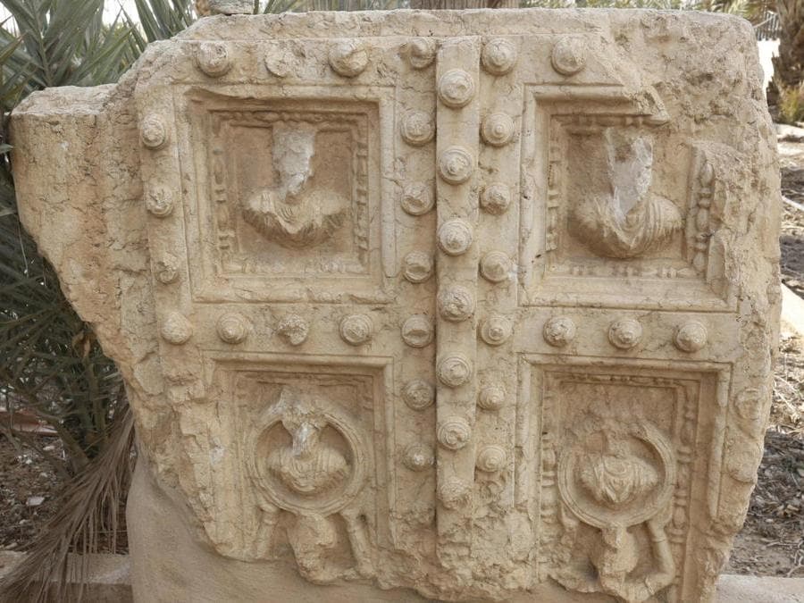 Un muro distrutto nella città storica di Palmyra. (EPA)