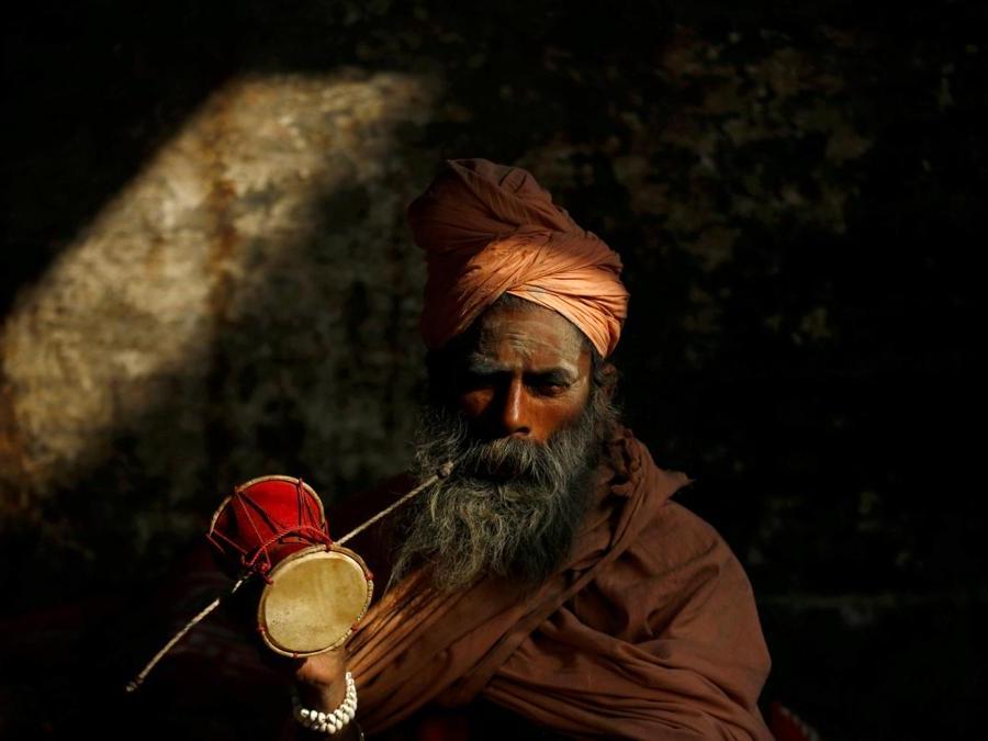 sadhu che fuma chillum