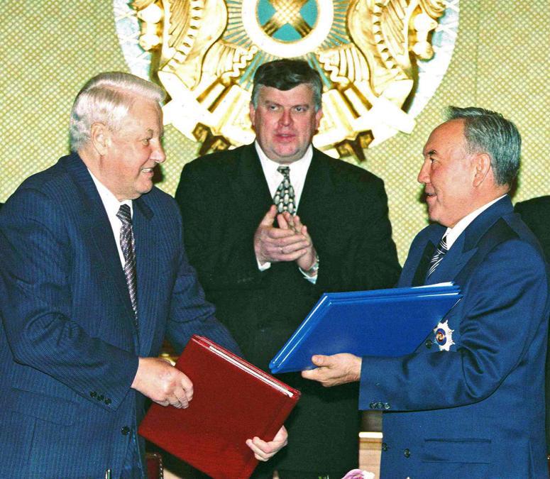 1998, Almaty, Kazakhstan. Nursultan Nazarbayev con   Boris Yeltsin. In centro, Vadim Gustov (Epa)