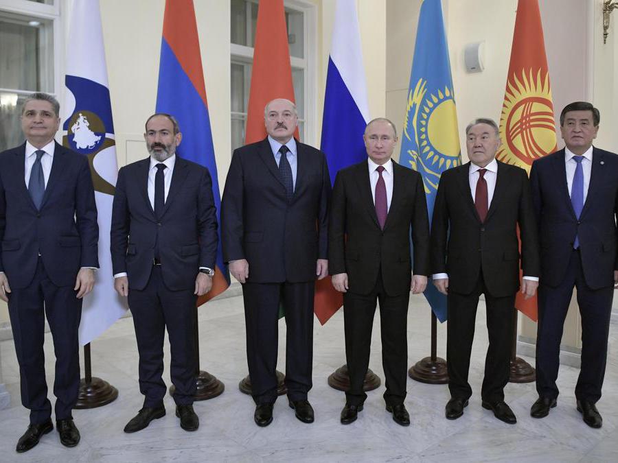 2018, Eurasian Economic Council, San Pietroburgo. Da sinistra, Tigran Sargsyan,  Nikol Pashinyan, Alexander Lukashenko, Vladimir Putin, Nursultan Nazarbayev e Sooronbay Jeenbekov (Ansa/Ap)